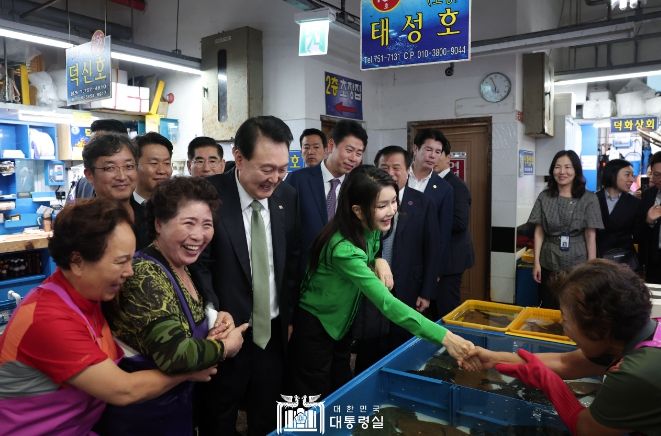 9월 14일 윤석열 대통령 부부는 부산 민락어시장 방문 및 만찬을 가졌다.