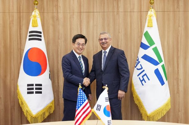 20일 오전 경기도청 집무실에서 김동연 경기도지사와 산지브 람바(Sanjiv Lamba) 린데그룹 회장이 면담을 하고 있다.