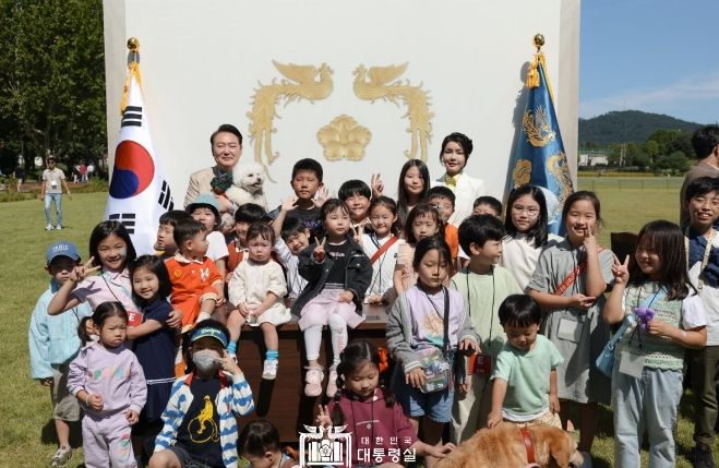 9월 24일 윤석열 대통령 부부는 서울 용산어린이정원에서 운영 중인 팔도장터를 방문했다.
