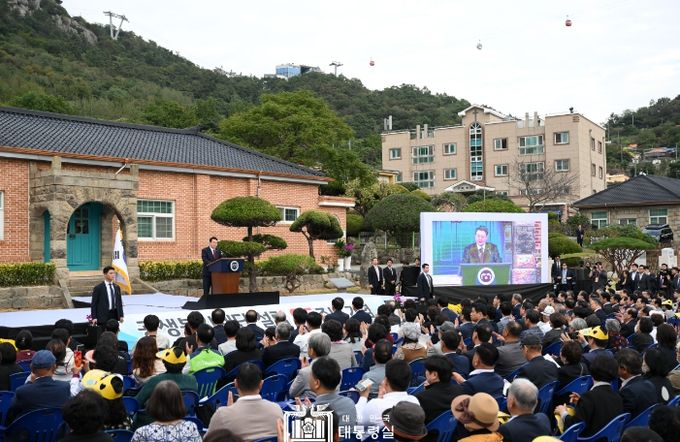 10월 13일 윤석열 대통령 부부는 공생복지재단 설립 95주년 기념식에 참석했다.