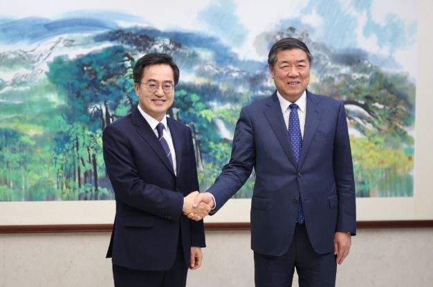 2일 저녁(현지시간) 중국을 방문중인 김동연 경기도 지사가 베이징에서 허리펑(何立峰) 중국공산당 정치국위원 겸 중국 국무원 부총리를 만나서 악수하고있다.