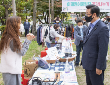 성장현 용산구청장이 10월 30일 이태원어울림터에서 공감나누기 한마당 참여 주민과 대화를 나누고 있다