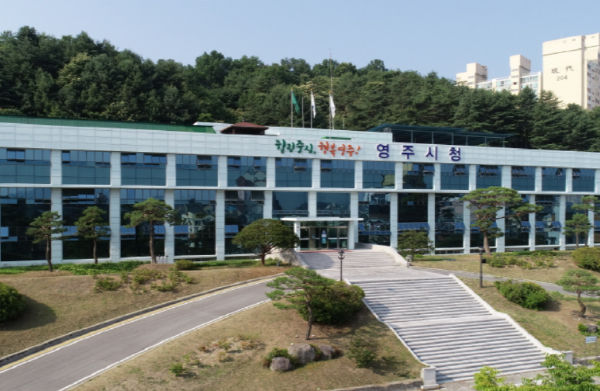 영주시, 소백산 정상 ‘핑크빛 철쭉 바다’ 넘실…철쭉제 3년 만에 봄손님 맞는다