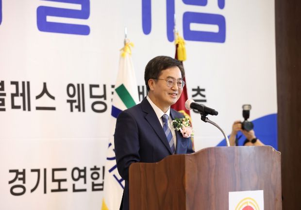 6일 오전 김동연 경기도지사가 부인 정우영여사, 대한노인회 경기도연합회장(회장 이종한) 및 회원들이 참석한 가운데 수원노블레스웨딩컨벤션에서 열린 제27회 노인의날 기념행사에서 축사를 하고있다.