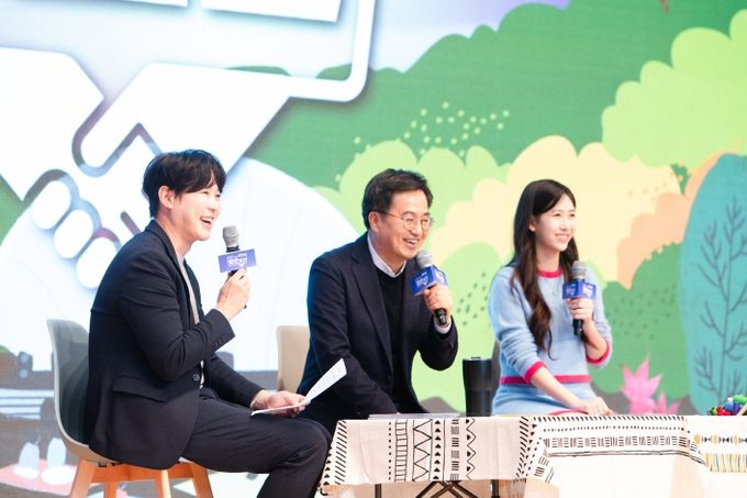 21일 오후 인계예술공원에서 김동연 경기도지사, 경기도민이 참석한 가운데 경기도민의 날 기념 맞손토크가 열리고 있다.