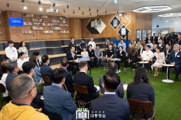 5월 14일 윤석열 대통령은 서울 중구 서울고용복지플러스센터에서 ‘고맙습니다. 함께 보듬는 따뜻한 노동현장’을 주제로 스물다섯 번째 「국민과 함께하는 민생토론회」를 개최했다.