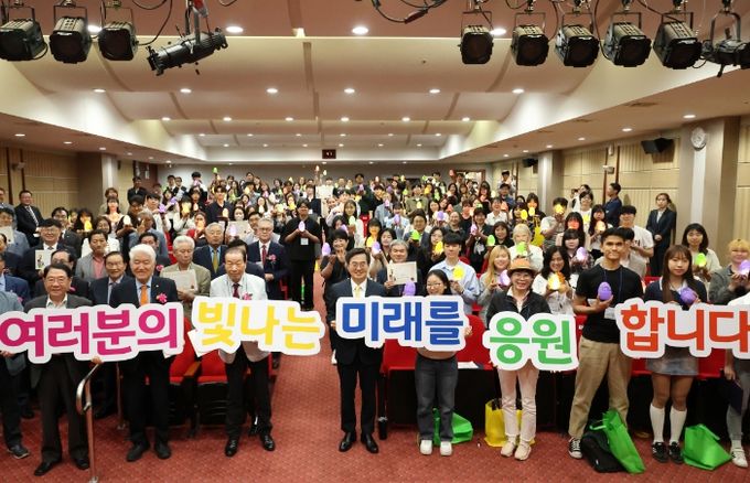 김동연 경기도지사가 31일 오후 경기문화재단 다산홀에서 열린 2024 경기도민 자녀 장학증서 교부식 '너의 꿈을 두드림(Do dream)! 드림 캡슐' 행사에서 참석자들과 기념촬영을 하고 있다.