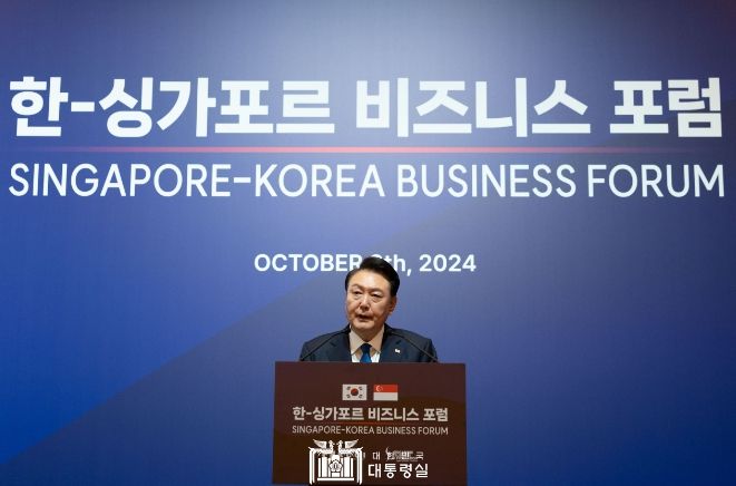 10월 8일 윤석열 대통령은 싱가포르의 시내 호텔에서 열린 「한-싱가포르 비즈니스 포럼」에 참석했다.