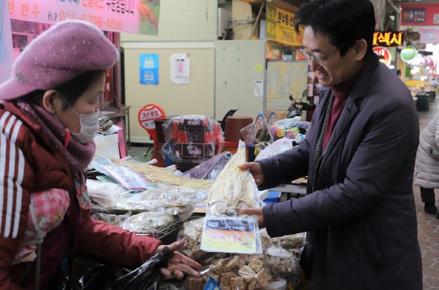 대구문화예술진흥원, 남구 대명시장 찾아 설맞이 장보기 행사로 지역 상권 따뜻이 데워