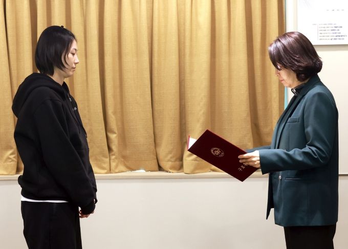 17일 열린 입단식에서 구로구청 직장운동경기부 단장인 신수정 행정관리 국장(사진 오른쪽)이 김하나 선수(사진 왼쪽)에게 임용장을 수여하고 있다.