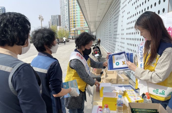 대구 동구보건소는 결핵 예방의 날(3월24일)을 맞아 지난 24~25일, 결핵 예방 캠페인을 개최했다.