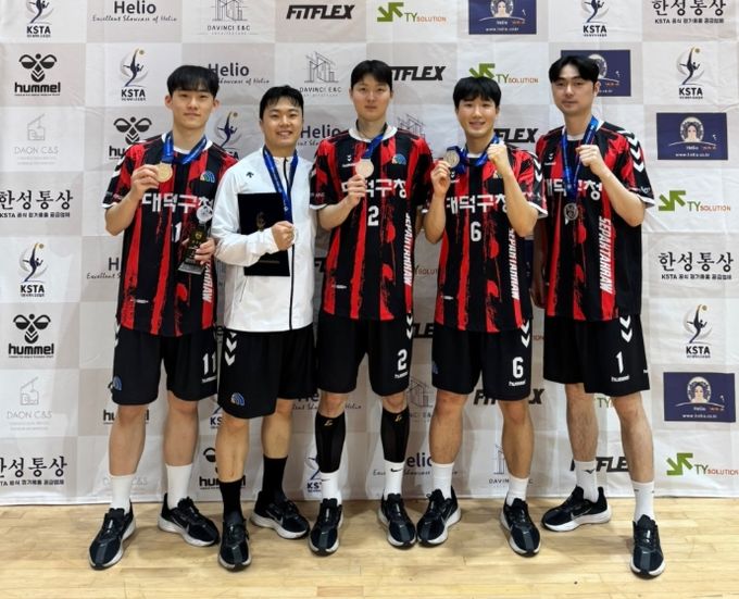 대덕구 세팍타크로팀 선수들이 제36회 회장기 세팍타크로대회에서 준우승을 거둔 후 기념사진을 촬영하고 있다.