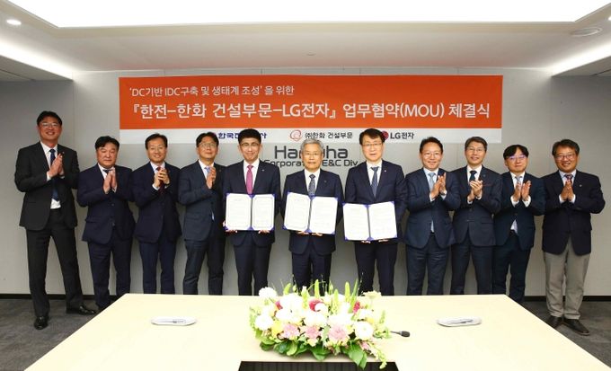한전은 4월24일(목) 서울 한화빌딩에서 한화, LG전자와 함께 국내 최초 DC형 데이터센터 구축 및 생태계 조성을 위한 업무협약(MOU)을 체결했다.
