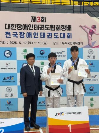 이학성 선수 사진(오른쪽에서 첫번째)
