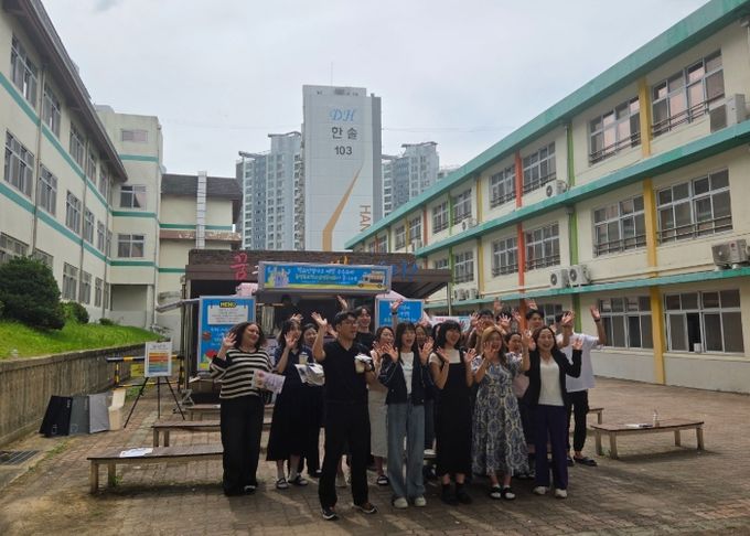 충북학교안전공제회, 학교안전사고 예방 우수교 감사와 응원을 담은 커피차 운영