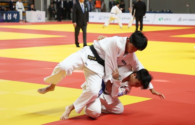 상주를 물들인 금빛 업어치기 한 판!