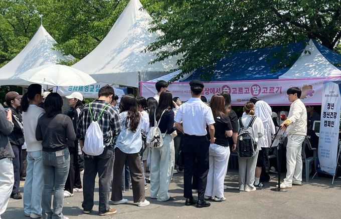 경주시정신건강복지센터는 지난 5월 29일 동국대학교 WISE캠퍼스 학생 400명을 대상으로 정신건강 캠페인 ‘청년고민상담소’ 를 진행했다