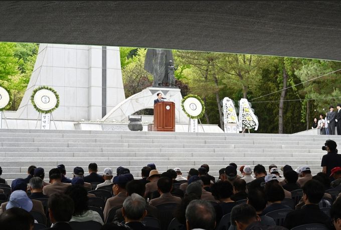 성낙인 창녕군수가 충혼탑에서 열린 제70회 현충일 추념식에서 순국선열을 기리는 모습