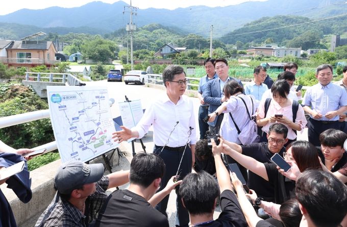 8일 오후 김동연 경기도지사가 양평군 양서면의 서울-양평고속도로 현장을 방문하여 점검하고있다.