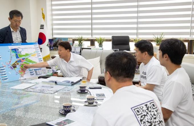 강임준 군산시장이 국정기획위 관계자들에게 지역 정책을 건의하고 있다