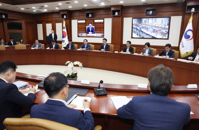 김민석 국무총리가 10일 세종대로 정부서울청사에서 열린 국정현안관계장관회의를 주재, 모두발언을 하고 있다.