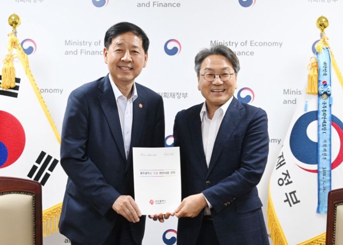 강기정 광주광역시장이 5일 정부서울청사에서 구윤철 경제부총리 겸 기획재정부 장관에게 내년도 광주시 주요 현안사업을 건의한 뒤 기념촬영을 하고 있다. /광주광역시 제공