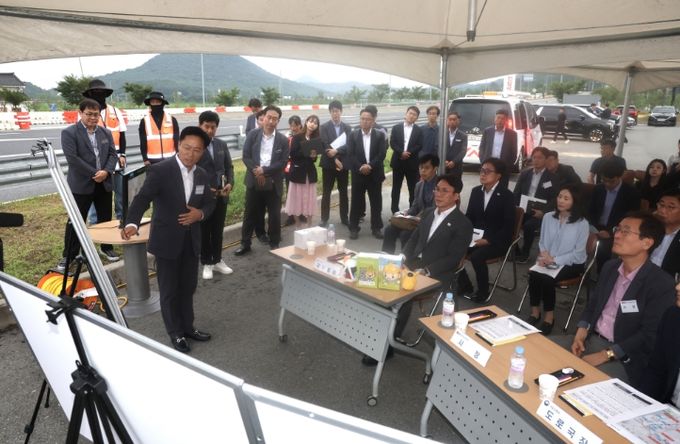김민석 국무총리가 6일 경주IC를 방문, APEC 정상회의 준비 상황을 점검하고 있다.