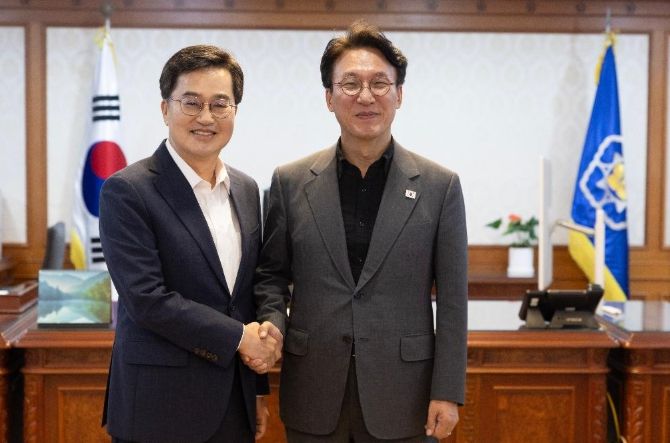 7일 오후 정부서울청사 국무총리실에서 김동연 경기도지사가 김민석 국무총리와 면담을 했다.