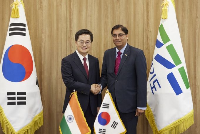 14일 오전 경기도청 집무실에서 김동연 경기도지사가 아밋 쿠마르(Amit Kumar) 주한 인도대사와 기념촬영을 하고 있다.
