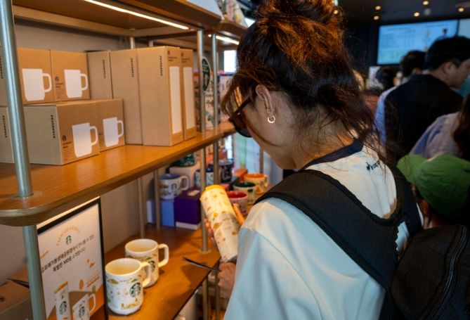 굿즈를 보고 있는 관광객