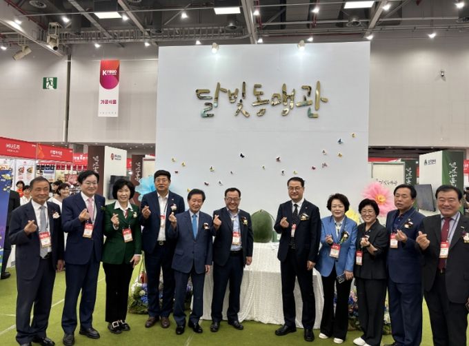 김영문 문화경제부시장이 3일 대구전시컨벤션센터에서 열린 ‘2025 대구식품산업전’에 참가해 달빛동맹관을 살펴본 뒤 기념촬영을 하고있다./광주광역시 제공