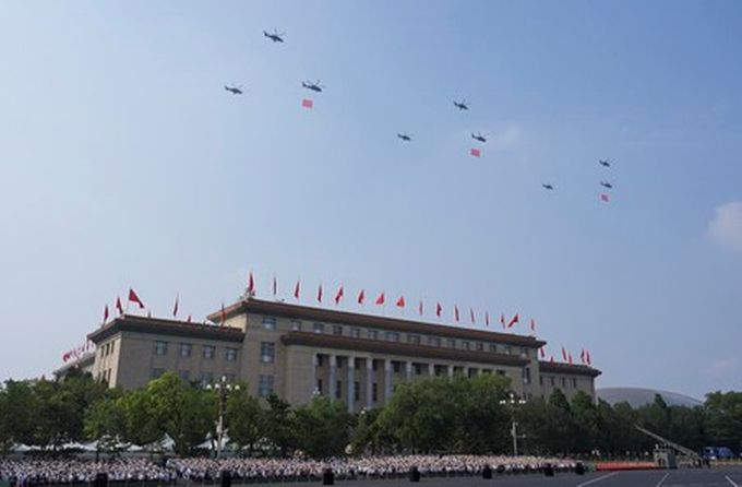 3일 국기 호위 비행편대가 천안문(天安門) 광장 상공을 통과하고 있다. (사진/신화통신)