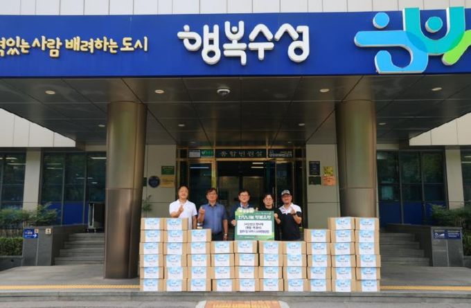 사단법인 청나래는 지난 8일 수성구청을 방문해 도움이 필요한 이웃들에게 전달해달라며 여성용품, 샴푸 등 생필품이 담긴 ‘블루 드림(Blue Dream) 50박스’를 기탁했다.