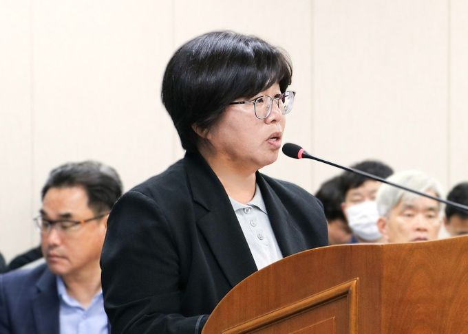 전라남도의회 제393회 임시회 제1차 기획행정위원회 회의(9일)에서 오미화 의원이 건의안 제안을 설명하고 있다.