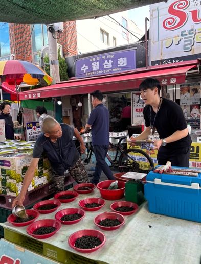대구 동구청은 추석 명절을 앞두고 전통시장 내 쓰레기 배출 요령 준수 캠페인과 집중 계도 활동을 적극 추진한다.