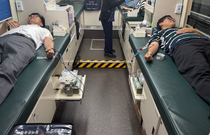 수성구청 직원이 ‘사랑나눔 헌혈행사’에 참여하고 있다.