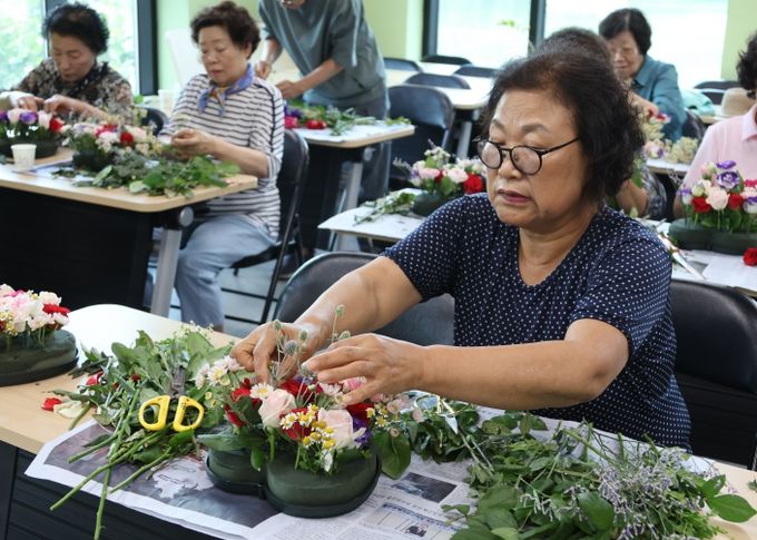 달성군 송해기념관 문화아카데미 사진 2(3분기 옥포읍 기세리 어르신들을 대상으로 운영된 '시니어마음놀이터' 예술놀이 참여자가 꽃꽂이 작업 중인 모습.)