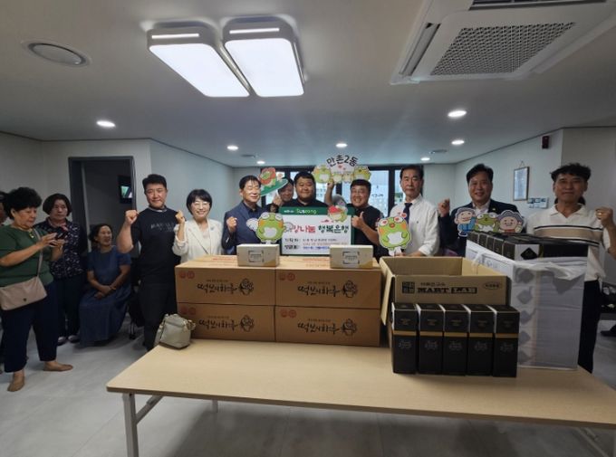 대구 수성구 만촌청년회는 지난 19일 만촌2동·만촌3동 공설경로당 7개소를 방문해 떡도시락, 선물세트 230개를 전달했다.