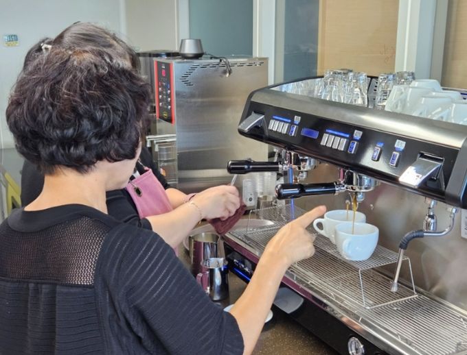 1인가구 주민 대상 디저트만들기 체험프로그램 진행