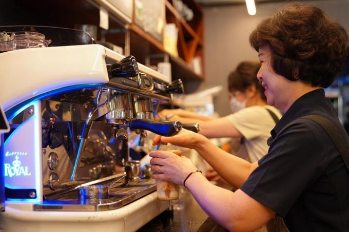 성동미래일자리주식회사가 운영하는 카페 서울숲에서 근로자가 근무하고 있는 모습