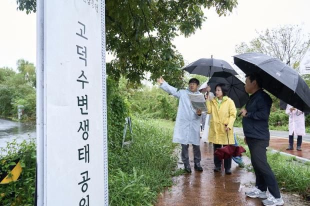 10월 13일 이수희 강동구청장(왼쪽에서 두번째)이 고덕수변생태공원 현장을 점검하고 있다