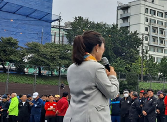 구미경의원이 행사에 참가하여 축사를 전하고 있다