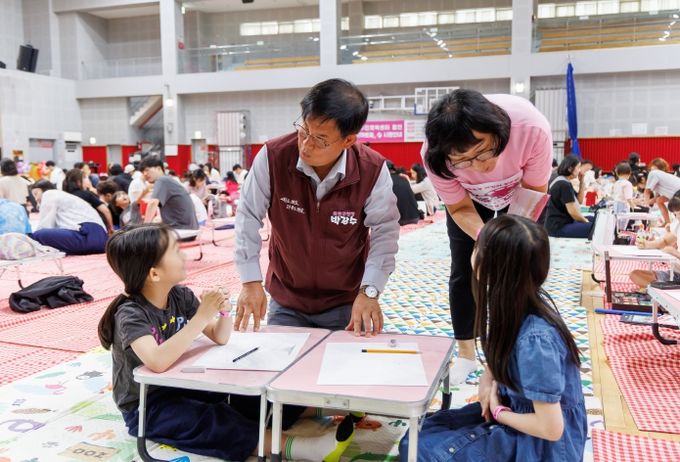박강수 마포구청장이 그림 그리기 대회에 참석한 어린이와 인사하고 있다.