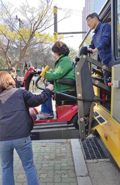 버스로 관광 활동을 즐기는 휠체어 장애인