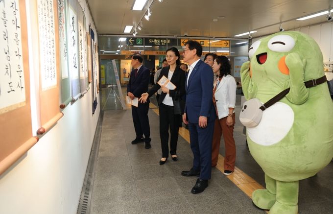 김대권 수성구청장과 뚜비 등 관계자들이 대구 도시철도 2호선 범어역 오픈갤러리 ‘대구아트웨이’에 전시된 작품을 둘러보고 있다.
