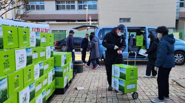 작년에 열린 절임배추 직거래 행사에서 구로구 주민이 절임배추를 받고 있다.