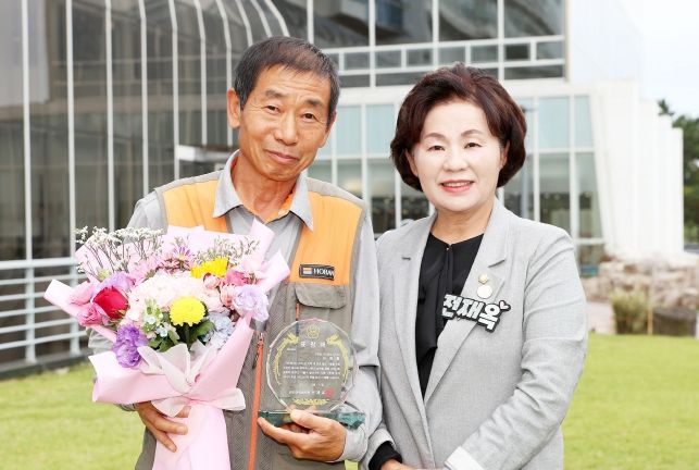 보호아동을 위한 선행을 꾸준히 실천해 온 수상자 김광홍 씨와 태안군의회 전재옥 의장