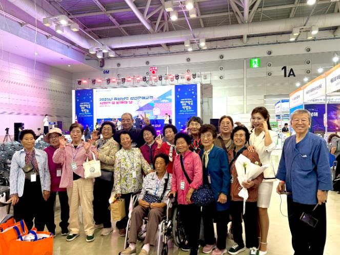 남해군, 제2회 경상남도 평생학습박람회 참가 = 시화전 수상자 사진