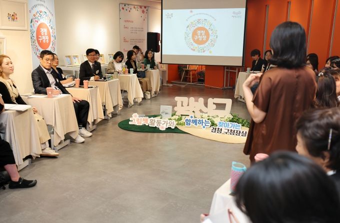 박병규 광산구청장이 지난 13일 이야기꽃도서관에서 그림책 활동가와 함께하는 찾아가는 경청 구청장실을 열고, 활동가들의 이야기를 듣고 있다.