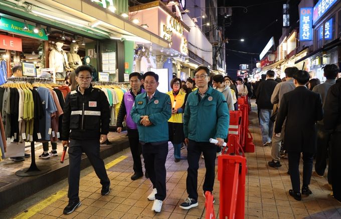 박강수 마포구청장이 레드로드에서 핼러윈 대비 안전관리를 펼치고 있다.